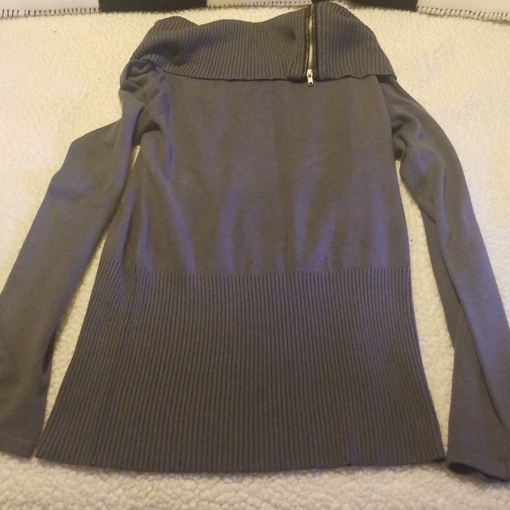 Gray top with zipper